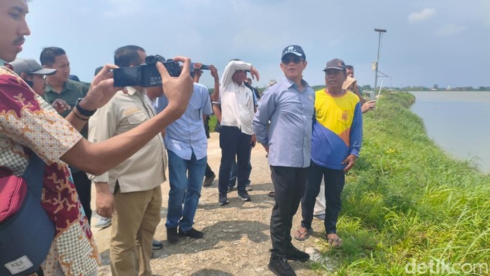 Menteri Lingkungan Hidup, Hanif Faisol Nurofiq, saat meninjau Lumpur Lapindo di Sidoarjo