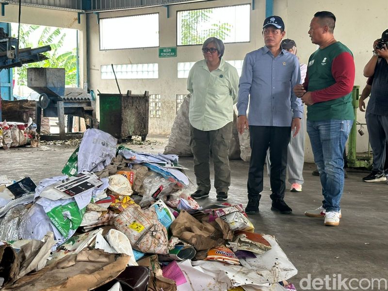 Menteri Lingkungan Hidup (LH) Hanif Faisol Nurofiq Menteri Lingkungan Hidup (LH) Hanif Faisol Nurofiq