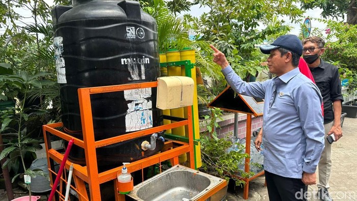 Menteri Lingkungan Hidup (LH) Hanif Faisol Nurofiq tinjau kampung Pancasila di Surabaya