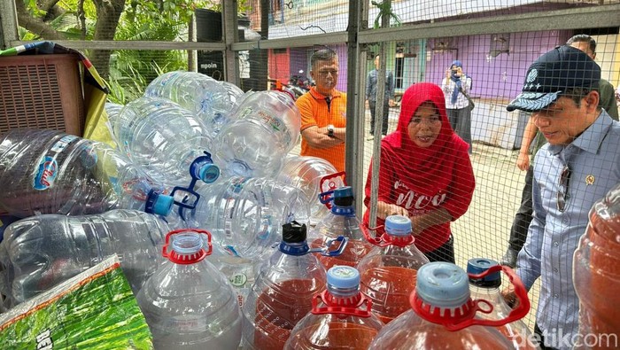 Menteri Lingkungan Hidup (LH) Hanif Faisol Nurofiq tinjau kampung Pancasila di Surabaya