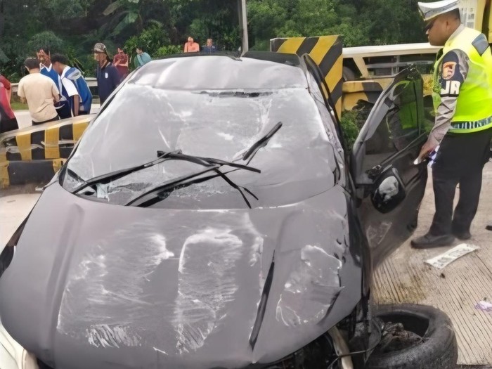 **Sedan Hantam Pembatas Jalan di Tol Jagorawi, 2 Orang Luka Akibat Kecelakaan Mengerikan**