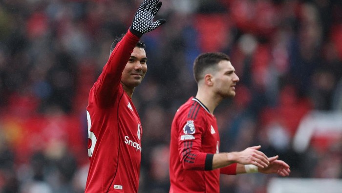 Manchester United tampil memukau saat menjamu Tottenham Hotspur di Old Trafford dan meraih kemenangan 2-0, Sabtu (7/2/2026). Setan Merah tampil dominan berkat strategi bola mati yang efektif serta penyelesaian klinis di menit-menit akhir laga. Pertandingan sempat berlangsung seimbang sebelum Tottenham harus bermain dengan 10 orang usai Cristian Romero menerima kartu merah pada menit ke-29. REUTERS/Phil Noble