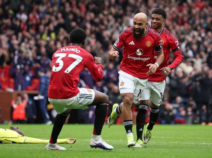 Manchester United tampil memukau saat menjamu Tottenham Hotspur di Old Trafford dan meraih kemenangan 2-0, Sabtu (7/2/2026). Setan Merah tampil dominan berkat strategi bola mati yang efektif serta penyelesaian klinis di menit-menit akhir laga. Pertandingan sempat berlangsung seimbang sebelum Tottenham harus bermain dengan 10 orang usai Cristian Romero menerima kartu merah pada menit ke-29. REUTERS/Phil Noble