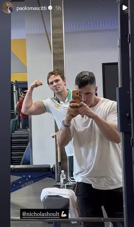 Nicholas Hoult (kiri) pamer bentuk badannya di gym.
