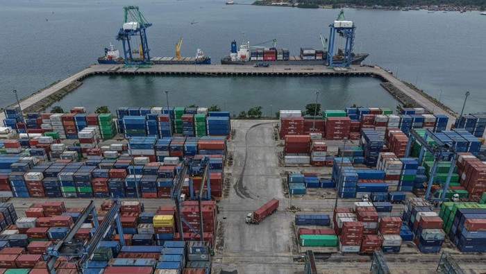 Foto udara susunan peti kemas di Pelabuhan Kendari New Port, Kendari, Sulawesi Tenggara, Minggu (8/2/2026). Badan Pusat Statistik Sulawesi Tenggara mencatat nilai ekspor wilayah itu pada Desember 2025 mencapai US$328,08 juta atau naik 3,09 persen dibanding ekspor Desember 2024 yang tercatat US$318,26 juta yang didominasi oleh kelompok Komoditas besi dan baja senilai US$7,32 juta. ANTARA FOTO/Andry Denisah