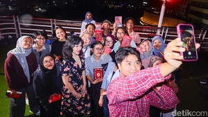 Di akhir sesi, teman-teman detikcom meminta tanda tangan Intan Paramaditha lalu wefie. (Foto: Najm Dhiaulhaq/ detikFOTO)