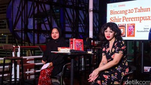 Tak hanya hadir di detikSore, Intan Paramaditha ngobrol bareng teman-teman detikcom bookclub selama 1 jam lamanya. Staf redaksi antusias banget bertanya tentang tulisan-tulisannya yang memiliki perspektif feminisme. (Foto: Najm Dhiaulhaq/ detikFOTO)
