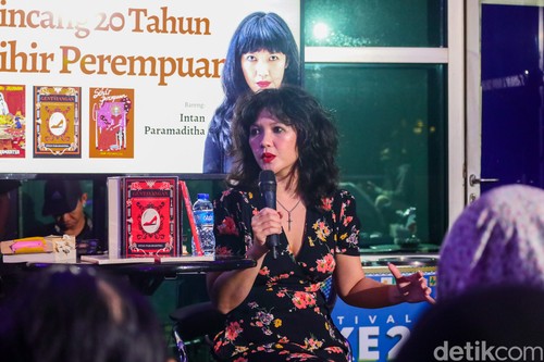 Novelis Intan Paramaditha Bincang Kreatif di Kantor detikcom