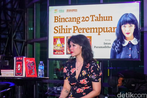 Novelis Intan Paramaditha Bincang Kreatif di Kantor detikcom