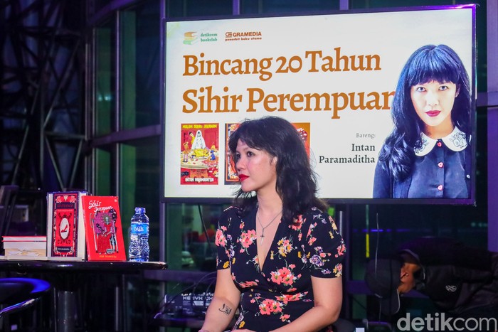 Novelis Intan Paramaditha Bincang Kreatif di Kantor detikcom