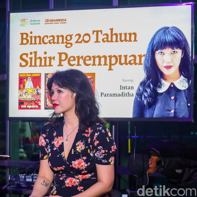 Novelis Intan Paramaditha Bincang Kreatif di Kantor detikcom