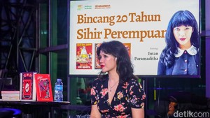 Salah satunya novel Gentayangan yang digarap selama 9 tahun lamanya sebelum terbit. (Foto: Najm Dhiaulhaq/ detikFOTO)