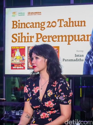 Novelis Intan Paramaditha Bincang Kreatif di Kantor detikcom