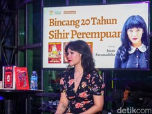 Novelis Intan Paramaditha Bincang Kreatif di Kantor detikcom