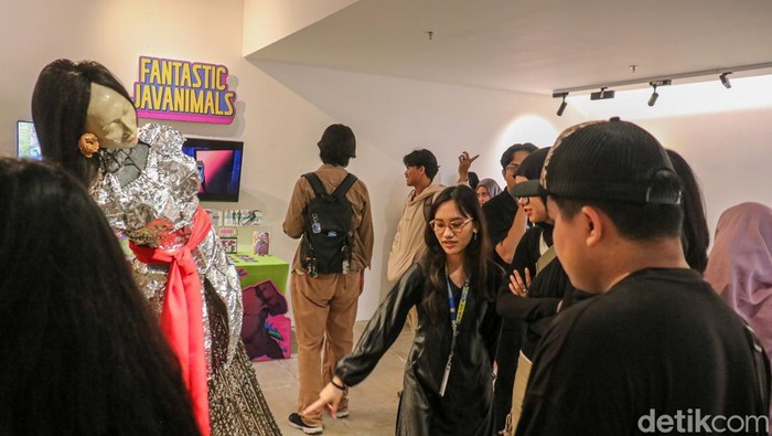 Pameran seni yang digelar di Taman Ismail Marzuki (TIM), Jakarta, Minggu (8/2/2026), menyedot perhatian pengunjung dari berbagai kalangan. Ragam karya visual yang dipamerkan menghadirkan ekspresi artistik yang merefleksikan keresahan personal hingga dinamika kehidupan sosial.