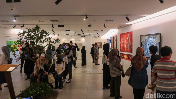 Pameran seni yang digelar di Taman Ismail Marzuki (TIM), Jakarta, Minggu (8/2/2026), menyedot perhatian pengunjung dari berbagai kalangan. Ragam karya visual yang dipamerkan menghadirkan ekspresi artistik yang merefleksikan keresahan personal hingga dinamika kehidupan sosial.