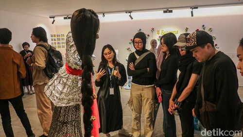 Pameran seni yang digelar di Taman Ismail Marzuki (TIM), Jakarta, Minggu (8/2/2026), menyedot perhatian pengunjung dari berbagai kalangan. Ragam karya visual yang dipamerkan menghadirkan ekspresi artistik yang merefleksikan keresahan personal hingga dinamika kehidupan sosial.