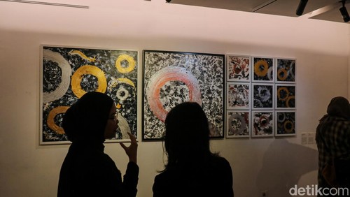 Pameran seni yang digelar di Taman Ismail Marzuki (TIM), Jakarta, Minggu (8/2/2026), menyedot perhatian pengunjung dari berbagai kalangan. Ragam karya visual yang dipamerkan menghadirkan ekspresi artistik yang merefleksikan keresahan personal hingga dinamika kehidupan sosial.