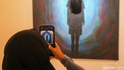 Pameran seni yang digelar di Taman Ismail Marzuki (TIM), Jakarta, Minggu (8/2/2026), menyedot perhatian pengunjung dari berbagai kalangan. Ragam karya visual yang dipamerkan menghadirkan ekspresi artistik yang merefleksikan keresahan personal hingga dinamika kehidupan sosial.