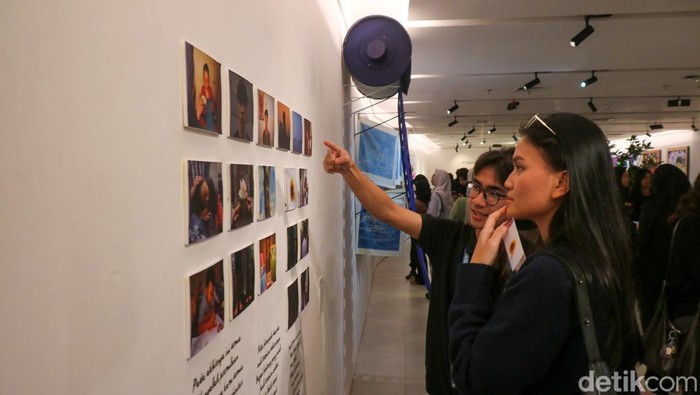 Pameran seni yang digelar di Taman Ismail Marzuki (TIM), Jakarta, Minggu (8/2/2026), menyedot perhatian pengunjung dari berbagai kalangan. Ragam karya visual yang dipamerkan menghadirkan ekspresi artistik yang merefleksikan keresahan personal hingga dinamika kehidupan sosial.