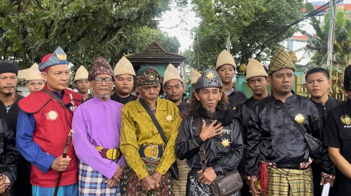 Pangeran Kesultanan Palembang Darussalam Kemas H. Muhammad Ali Zubair (tengah baju hitam)