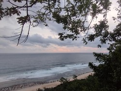 Matahari terbenam di barat terlihat dari jalur pendakian Pantai Nunggalan. detikers yang ingin pelesiran di Pantai Nunggalan sebaiknya menggunakan sepatu atau sandal gunung karena akses menuju pantai itu berupa jalan setapak bebatuan dan tanah yang curam.