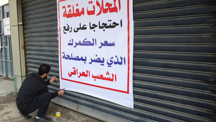 Pedagang di Baghdad, Irak, menggelar aksi mogok sebagai bentuk protes terhadap kebijakan kenaikan bea cukai barang impor, Minggu (8/2/2026). Aksi tersebut ditandai dengan penutupan sejumlah toko dan pusat perdagangan di beberapa kawasan ibu kota. REUTERS/Ahmed Saad