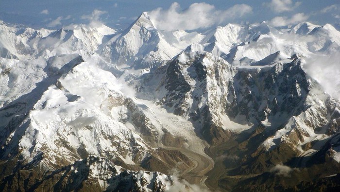 Di Tempat Ini, Kamu Bisa Lihat Pegunungan Salju dan Gurun Sekaligus