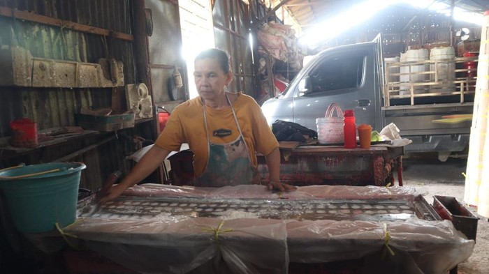 Pekerja sedang membuat lilin di rumah produksi milik Susanto, warga Kubu Raya.