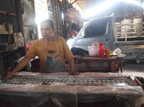 Ada Kesetiaan Perajin Lilin Kelenteng Kalbar di Balik Binar Doa Sepanjang Tahun