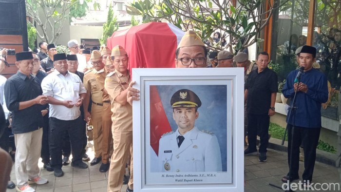 Berkabung Wafatnya Wabup, Klaten Kibarkan Bendera Setengah Tiang