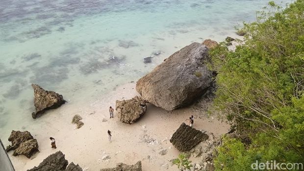 Pemandangan Pantai Le Cliff, Uluwatu, Bali Selatan dengan hamparan laut biru dan tebing-tebing tinggi, Minggu (8/2/2026). (Hani Sofia Muthmainah/)