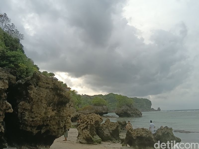 Pemandangan Pantai Le Cliff, Uluwatu, Bali Selatan dengan hamparan laut biru dan tebing-tebing tinggi, Minggu (8/2/2026). (Hani Sofia Muthmainah/)