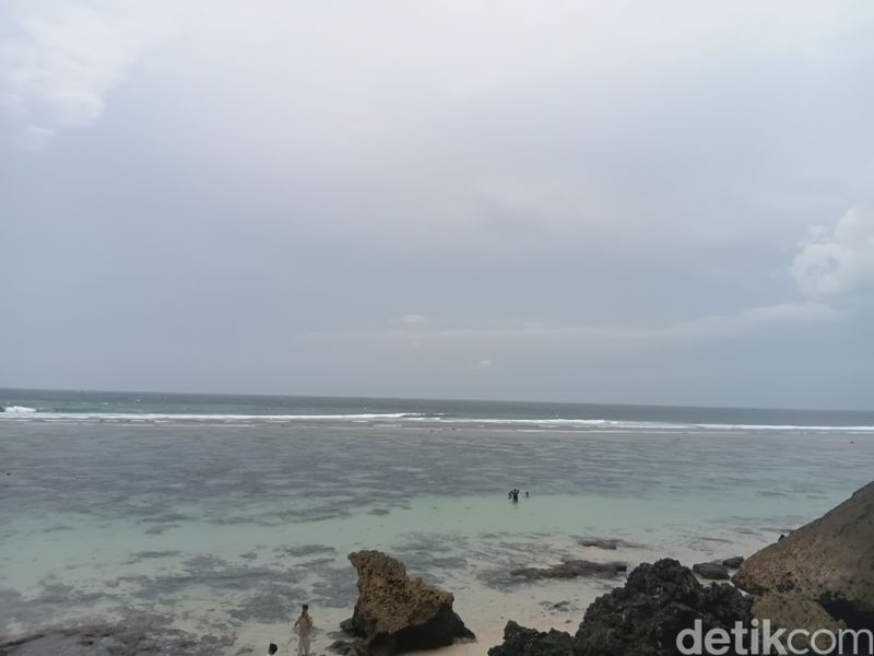 Pemandangan Pantai Le Cliff, Uluwatu, Bali Selatan dengan hamparan laut biru dan tebing-tebing tinggi, Minggu (8/2/2026). (Hani Sofia Muthmainah/)