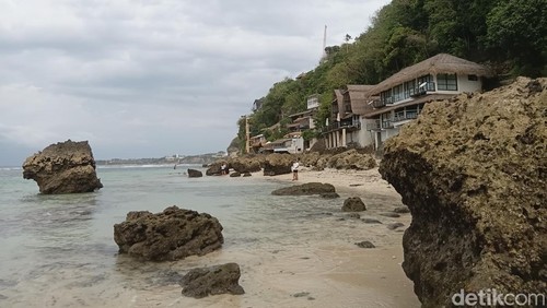 Pemandangan Pantai Le Cliff, Uluwatu, Bali Selatan dengan hamparan laut biru dan tebing-tebing tinggi, Minggu (8/2/2026). (Hani Sofia Muthmainah/detikbali)