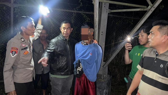 Pencuri kabel tower telekomunikasi di Palembang saat diamankan polisi