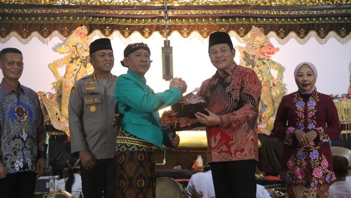 Penyerahan tokoh wayang Semar oleh Bupati Sidoarjo Subandi kepada dalang