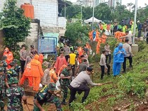 Libatkan Puluhan Personel, TNI-Polri Bersih-bersih di Kawasan Rawajati Jaksel