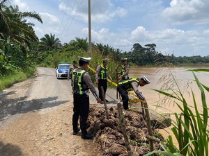 Waspada! Jalan Penghubung Dua Kecamatan di Muratara Longsor