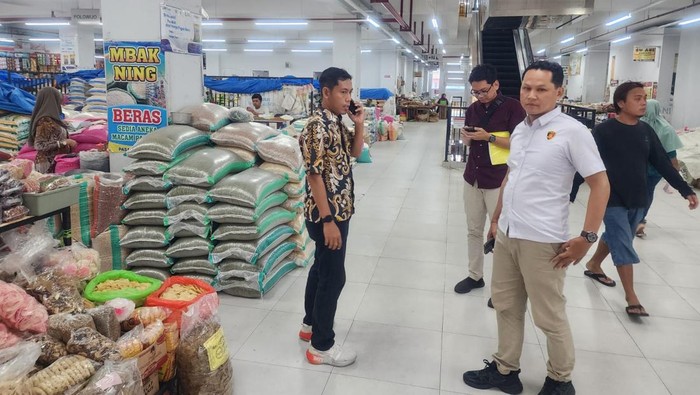 Petugas saat cek harga pasar di Ponorogo