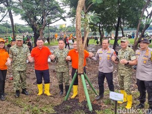 Kapolda Metro-Pangdam Jaya Bersihkan Waduk Cincin Jakut Bareng Warga