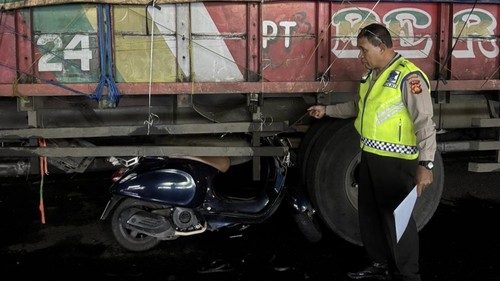 Polisi melakukan olah tempat kejadian perkara (TKP) kecelakaan maut di Jalan Cargo Permai, Denpasar, Bali, Minggu (8/2/2026). (Foto: Dok. Satlantas Polresta Denpasar)