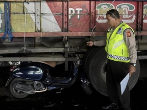 Tabrak Truk Parkir di Cargo Permai Denpasar, Pengendara Vespa Tewas di Tempat