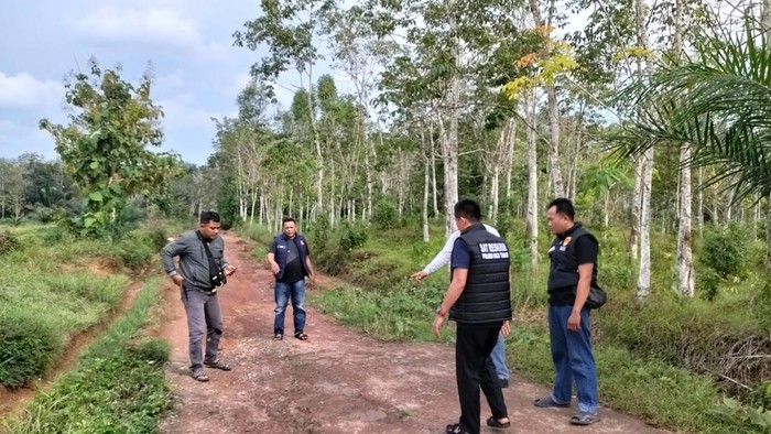 Polisi melakukan olah TKP dan membawa korban ke rumah sakit pasca kejadian