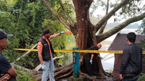 Polisi melakukan penyelidikan di Danau Batur, lokasi Yasa, Wirawan, dan Bagiada tersambar petir, Minggu (8/2/2026). (Dok Polres Bangli).