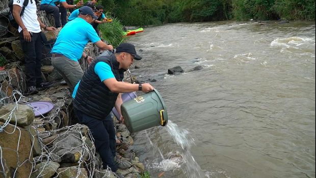 Polres Bogor menggelar gerakan ASRI (Aman, Sehat, Resik, dan Indah) dengan melakukan penanaman pohon hingga penyebaran benih ikan di kawasan Caringin.