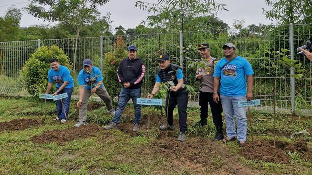 Polres Bogor menggelar gerakan ASRI (Aman, Sehat, Resik, dan Indah) dengan melakukan penanaman pohon hingga penyebaran benih ikan di kawasan Caringin.