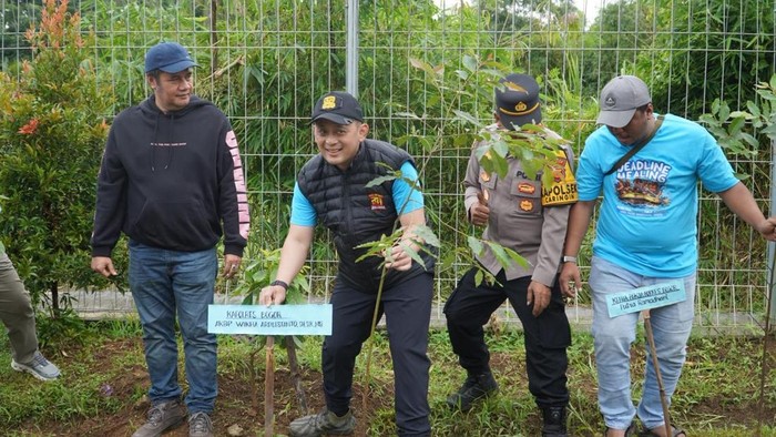 Polres Bogor Dukung Gerakan Indonesia ASRI dengan Aksi Tangkal Perubahan Iklim