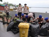 Polisi Kerja Bakti di Kepulauan Seribu, Sampah Berkantong-Kantong Diangkut