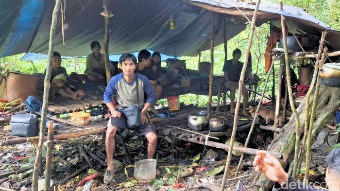 Pondok masyarakat Punan Batu Benau yang letaknya tak jauh dari bukaan hutan.